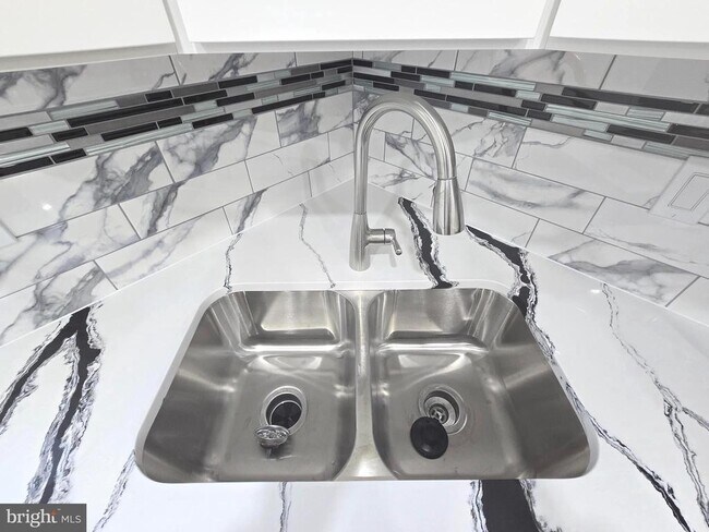 Building Photo - 4813 Lawrence St