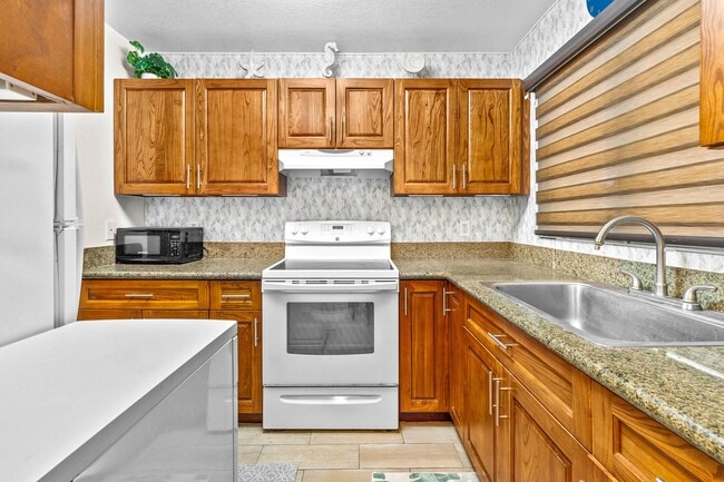 Building Photo - 2nd floor, 2 bedroom/1 bath/2 parking Town...
