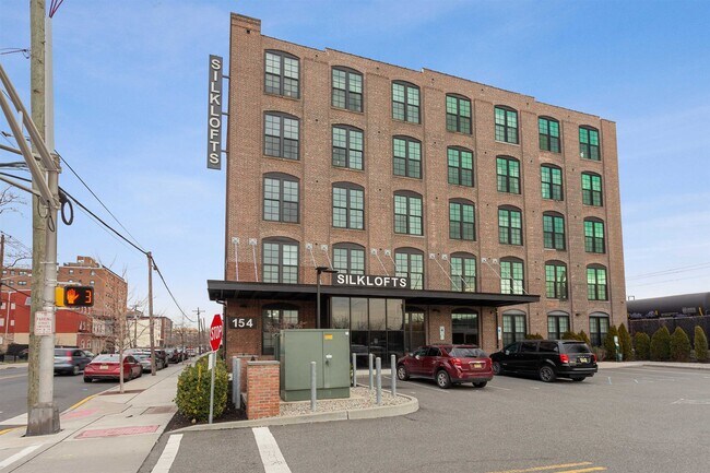 Building Photo - 154 Ave E