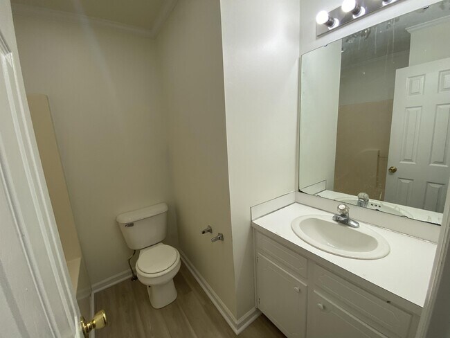 Building Photo - 3806-38D1 Sterling Pointe Dr