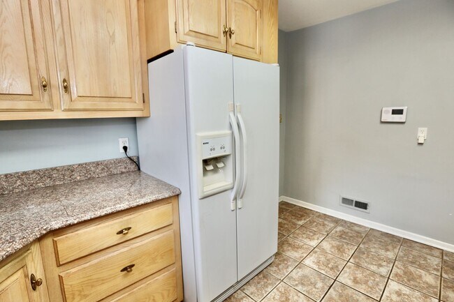 Building Photo - AVAILABLE EARLY MAY, Charming ranch home with front porch in Castle Heights!