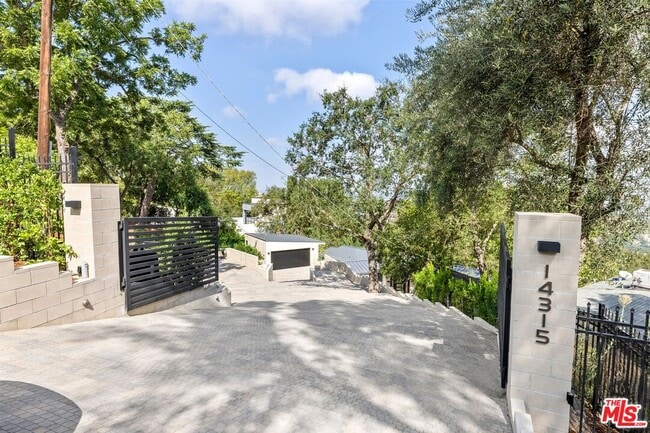 Building Photo - 14315 Mulholland Dr