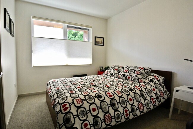 Building Photo - Modern, Stand Alone Home in the heart of Ballard!