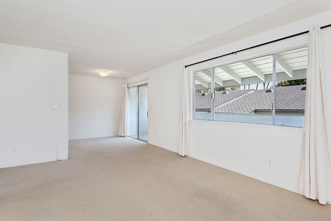 Building Photo - The perfect upstairs location down town Sa...