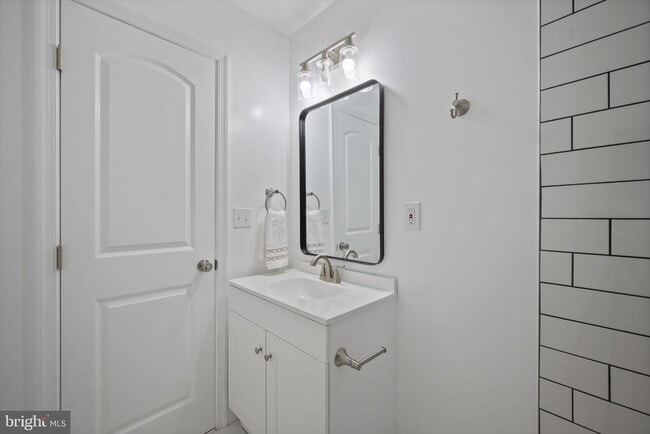 Building Photo - 328 S Macon St.