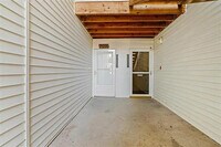 Building Photo - Beautiful Condo in Gladstone, MO