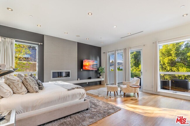 Building Photo - 833 N Orange Grove Ave