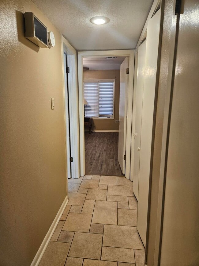 Building Photo - 2 or 3 Bed / 2 Bath Condo in Greenbriar Available Soon!