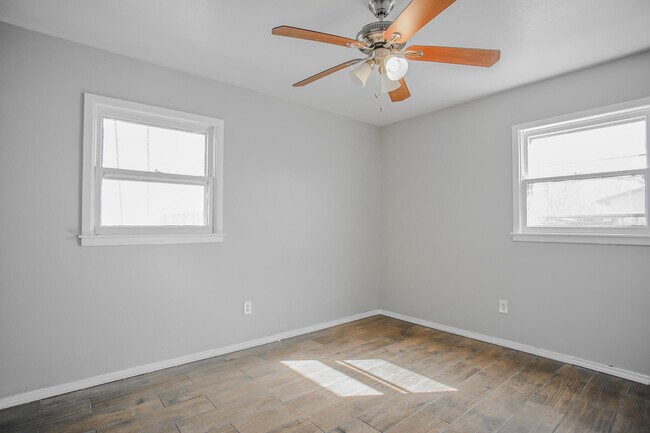 Building Photo - 2641 E Baylor St