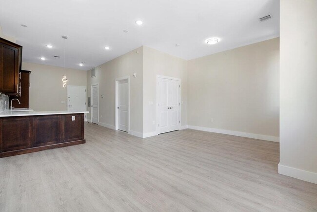 Building Photo - 527 Union Ave