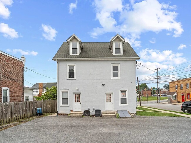 Building Photo - 203 S Springfield Rd