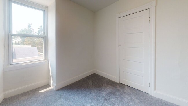 Building Photo - 127 Saude Ave