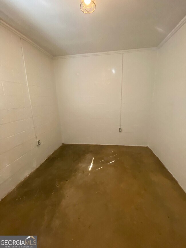 Building Photo - 170 Griffeth St