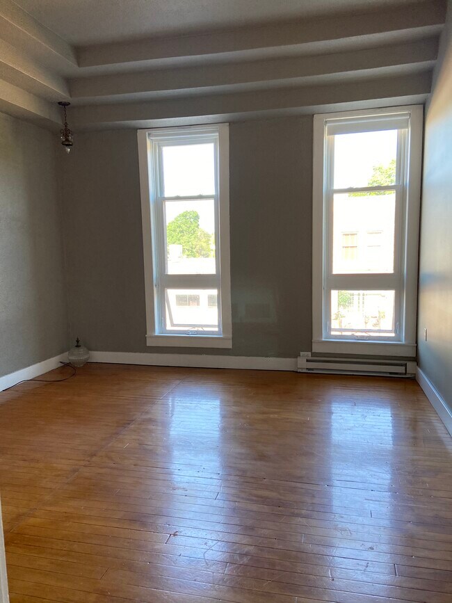 Bedroom - 144 S Broadway St