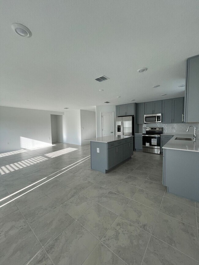 Building Photo - BEAUTIFUL BRAND NEW 2022 Home in the new S...
