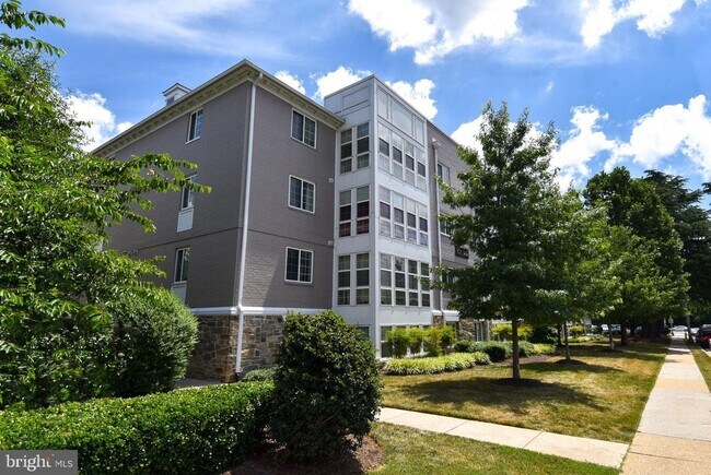 Building Photo - 4063 S Four Mile Run Dr