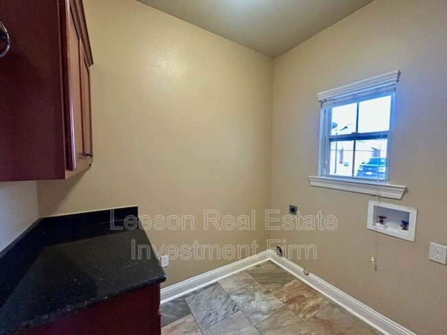 Building Photo - 2912 Paradise Dr