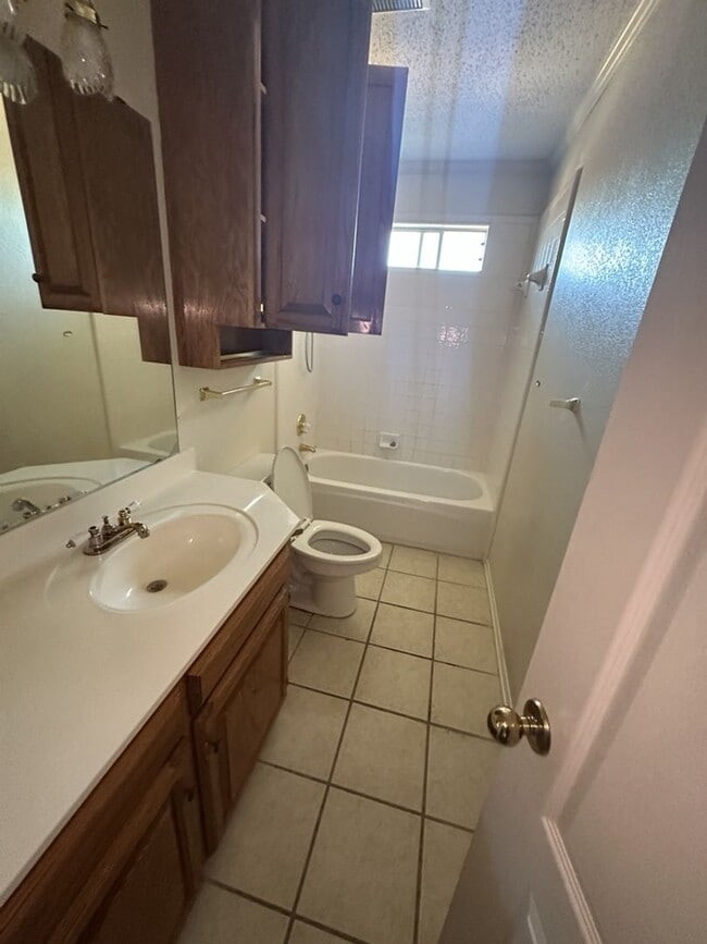 Building Photo - AVAILABLE NOW!!