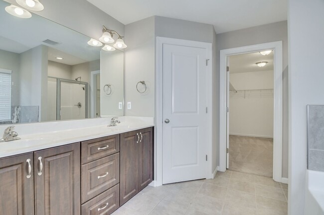 Building Photo - 4 Bedroom 2.5 Bath Canterbury Farms