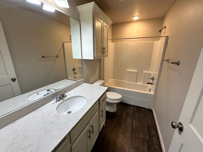 Building Photo - Move In for Less: Updated NW OKC 2-Bed Home with Granite Kitchen