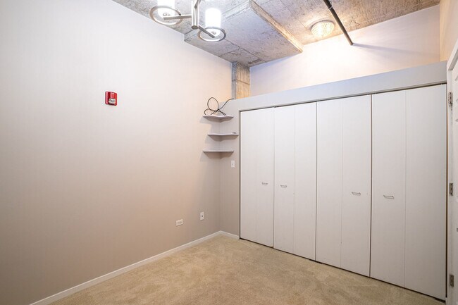 Building Photo - 933 W Van Buren St