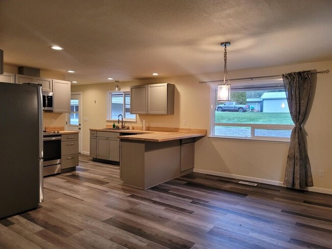 Building Photo - 2 Bedroom Rambler in Suquamish!