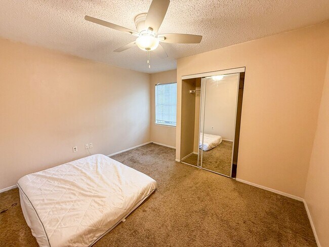 Building Photo - Windsor Park #924