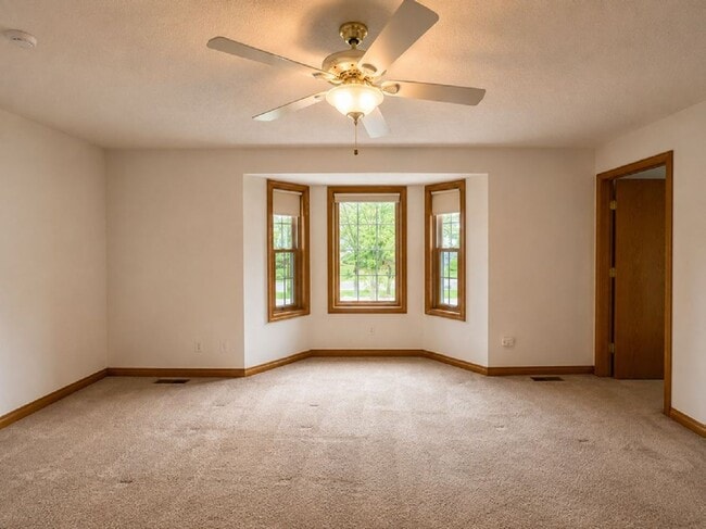 Building Photo - GORGEOUS 3 BEDROOM HOME ON WEST SIDE OF TRAVERSE CITY