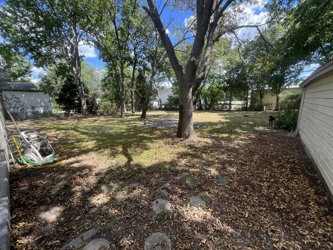 Building Photo - 920 E Walnut St