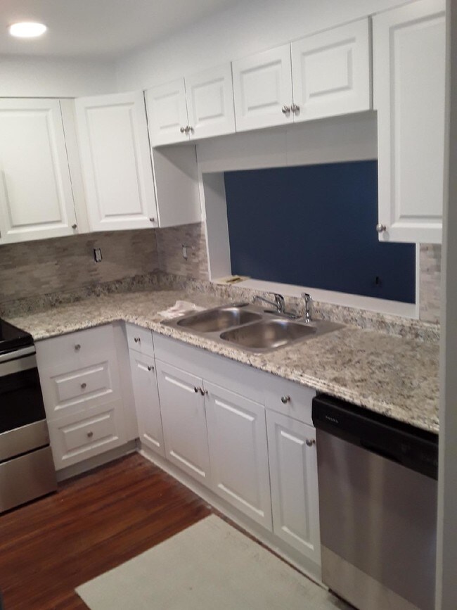 Building Photo - 2241 9th St SE