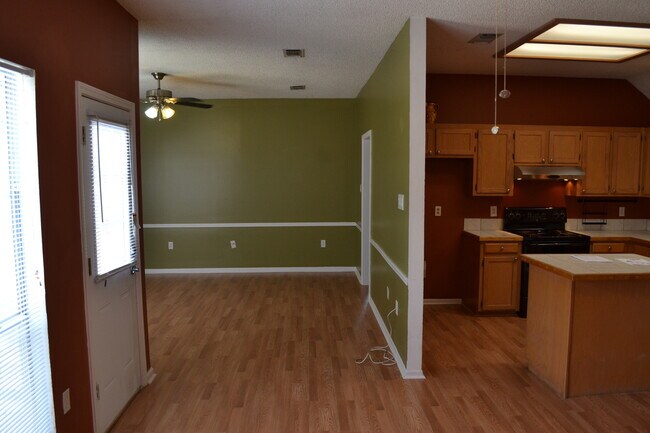Building Photo - Location! Location!  3 bedroom, 2 bath, Ga...