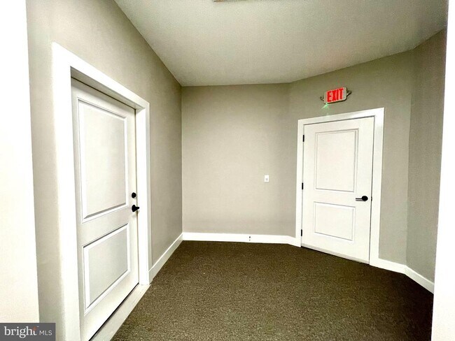 Building Photo - 302 York St