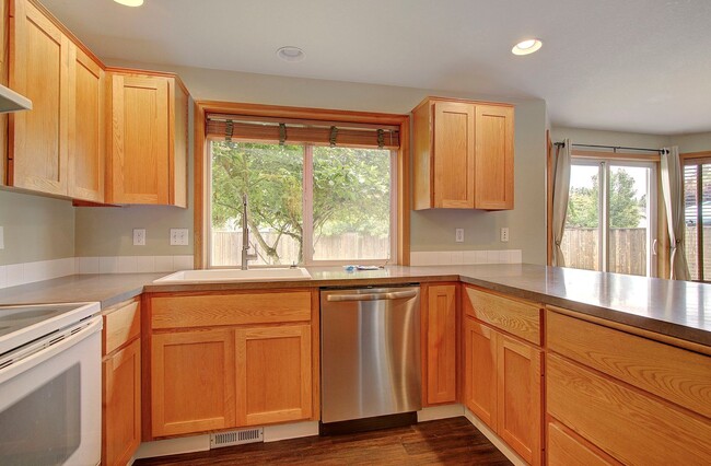 Building Photo - Salmon Creek 3 Bedroom with Yard!