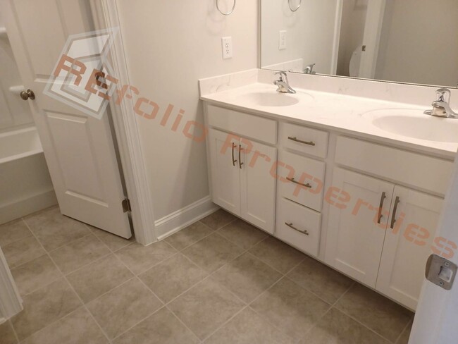 Building Photo - Gorgeous 3 Bedroom, 2.5 Bath,  1-Car Garag...