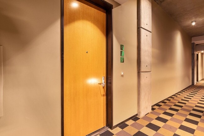 Building Photo - Modern Chic 2 bedroom at M2i