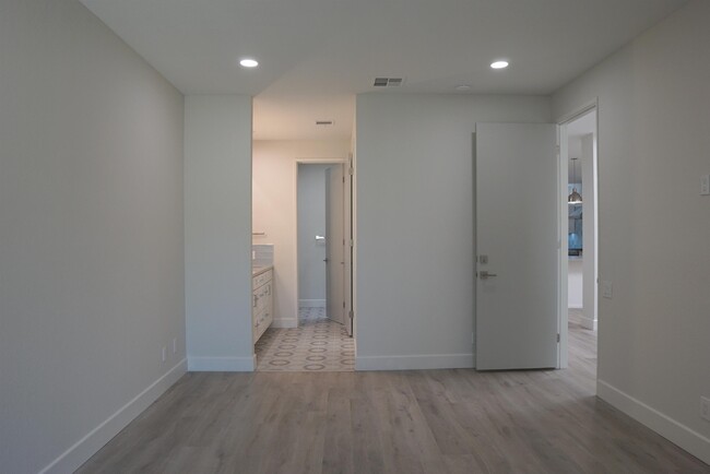 Building Photo - 204 N Hermosa Dr