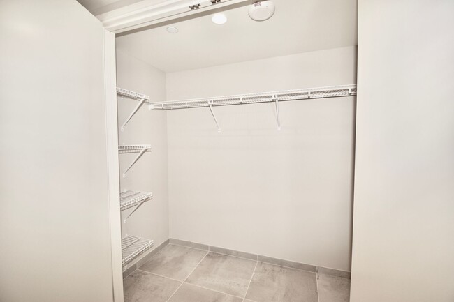 Building Photo - Furnished 2 bd / 2 bath / 1 parking (2nd s...