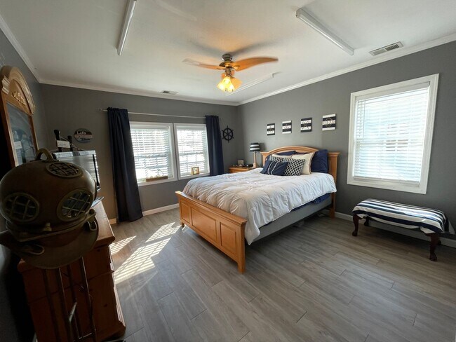 Building Photo - Fall in love with this 4 bedroom/ 2 bathroom single family home!