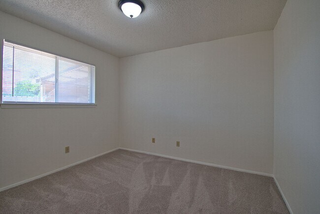 Building Photo - QuailField 9303