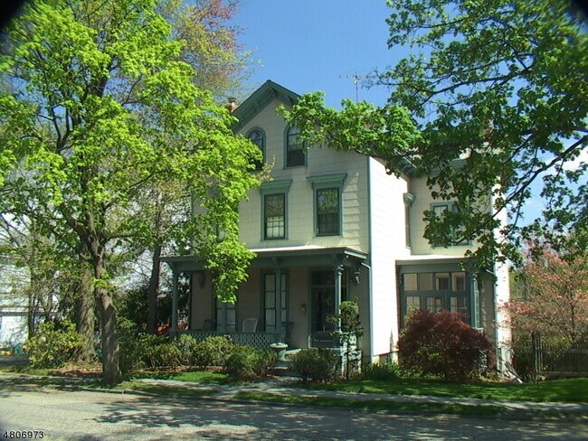 Building Photo - 10 Hill St