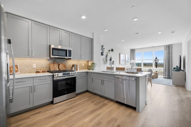Building Photo - The Pearl at Station Bay