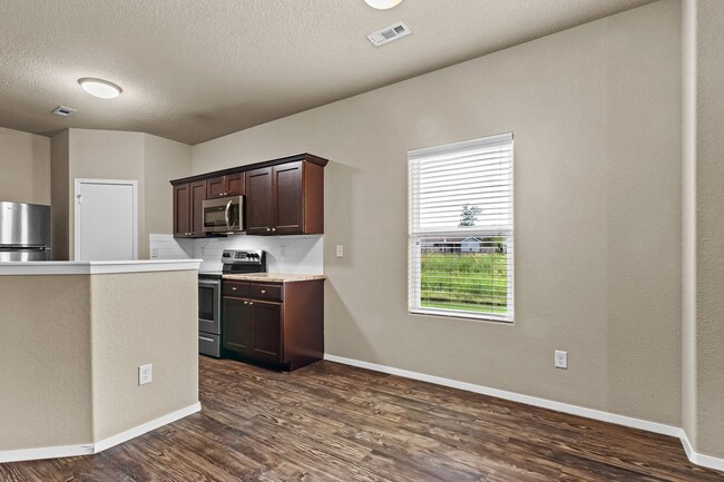 Building Photo - Beautiful home Located in desirable west Fayetteville neighborhood with playground