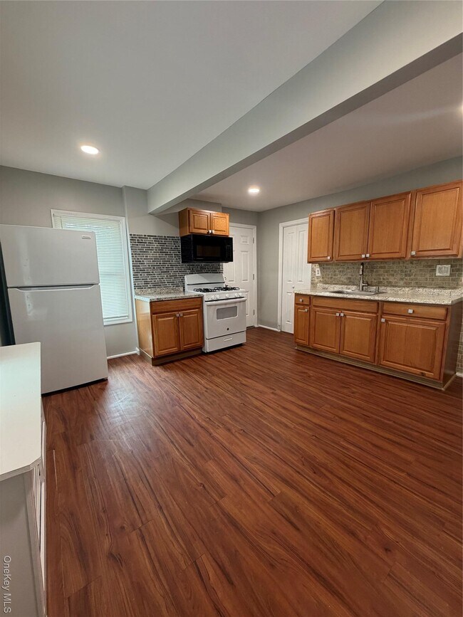 Building Photo - 49 Railroad Ave