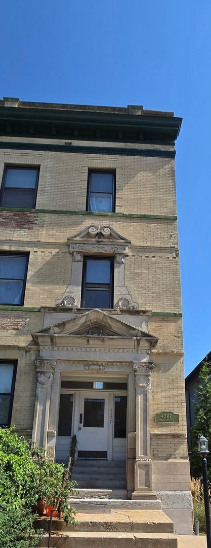 Building Photo - Beautifully Rehabbed Condo with Charm-Pool...