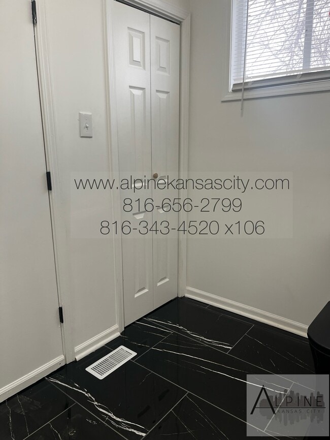 Building Photo - Beautifully Updated Home! Fenced! Vouchers OK!