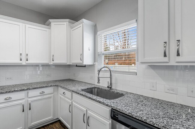 Building Photo - Newer Home in Reedy Fork, SS Appliance, Granite Counter-tops, Island, Office, Den, FP, Loft, Gara...