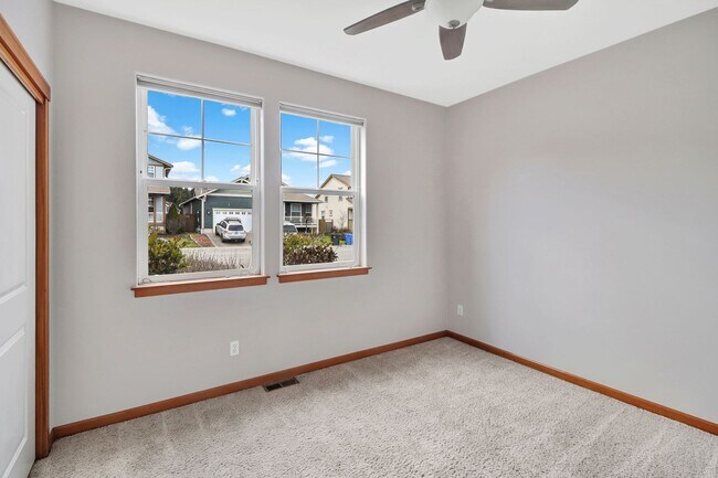 Building Photo - 3 Bed 2 Bath - Fairway Point - Pet per Approval - Fenced Backyard