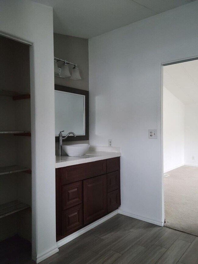 Building Photo - 930 NW Donahoo St