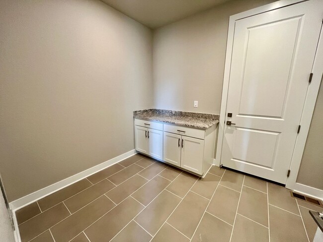 Building Photo - **$1000 off Move in Special** 5 bed 4 Bath IMMACULATE NEW BUILD in THORNTON!!