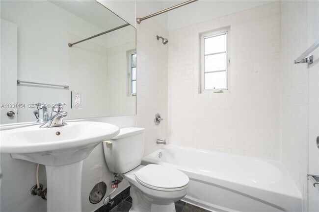 Building Photo - 1007 Bay Dr